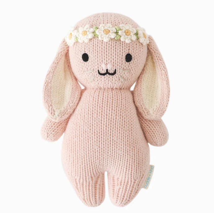 Peluche - Bébé lapin rose avec couronne de fleurs - Cuddle + Kind