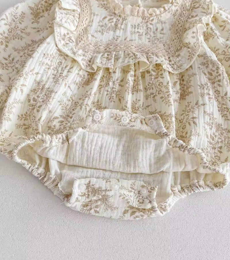 Chargez l&#39;image dans la visionneuse de la galerie, Barboteuse bébé fleurie en coton doux – Kali bohème chic
