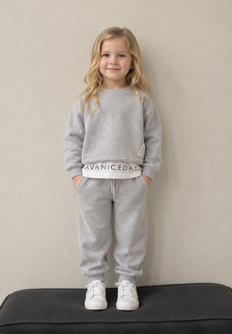 Chargez l'image dans la visionneuse de la galerie, Ensemble deux pièces en molleton gris – Douceur &amp; Confort pour filles - Pré-commande

