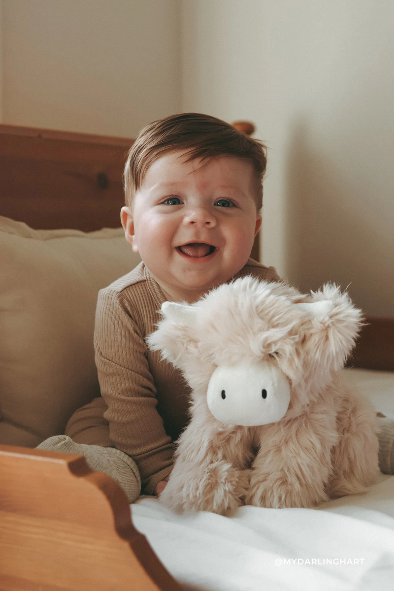Chargez l'image dans la visionneuse de la galerie, PELUCHE HILDA LA VACHE HIGHLAND - BEIGE - SNUGGLE BUNNIES
