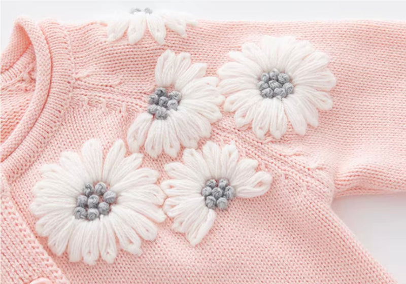 Chargez l'image dans la visionneuse de la galerie, Barboteuse bébé fille en tricot rose de coton brodé motif floral – Kali
