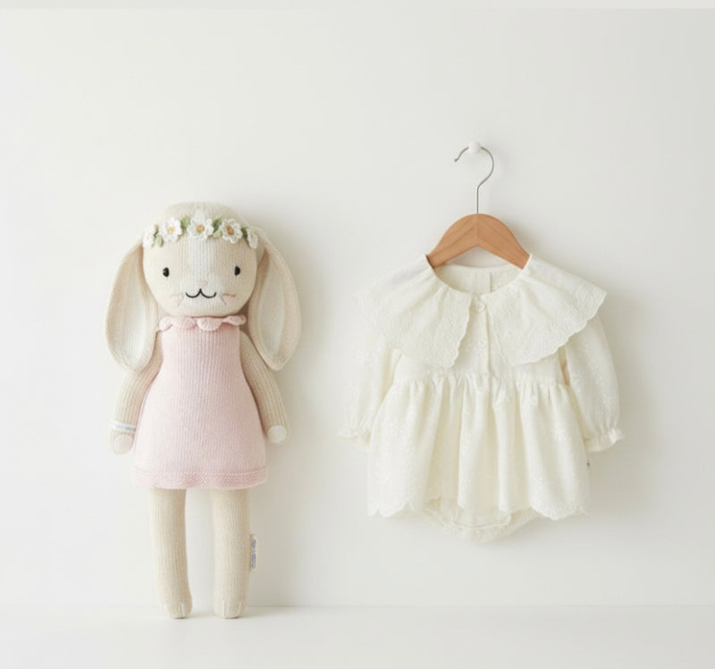 Chargez l'image dans la visionneuse de la galerie, Barboteuse bébé à manches longues en coton – Col en dentelle brodé Kali
