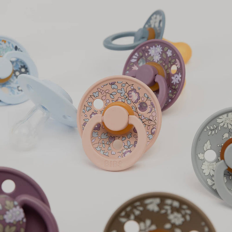 Chargez l&#39;image dans la visionneuse de la galerie, Paquet contenant deux suces Bibs de luxe en silicone Éloise Baby blue
