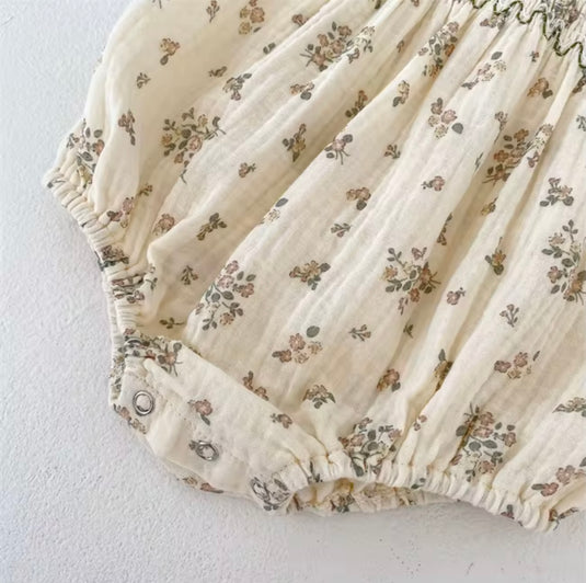 Barboteuse bébé fille fleurie en coton nid d’abeille