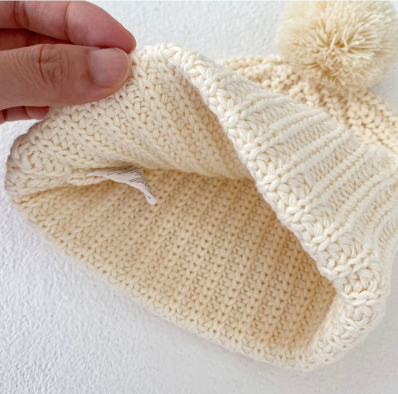 Chargez l&#39;image dans la visionneuse de la galerie, Bonnet bébé ivoire avec pompon en coton doux – Kali
