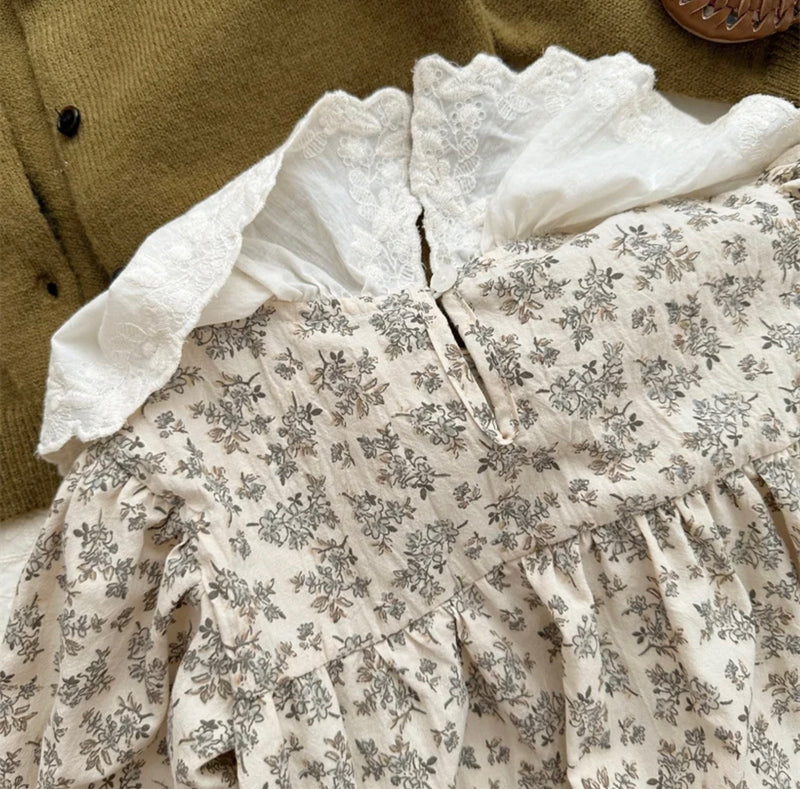 Chargez l&#39;image dans la visionneuse de la galerie, Robe bébé fille à fleurs beiges et bleues – Modèle Kali en coton doux

