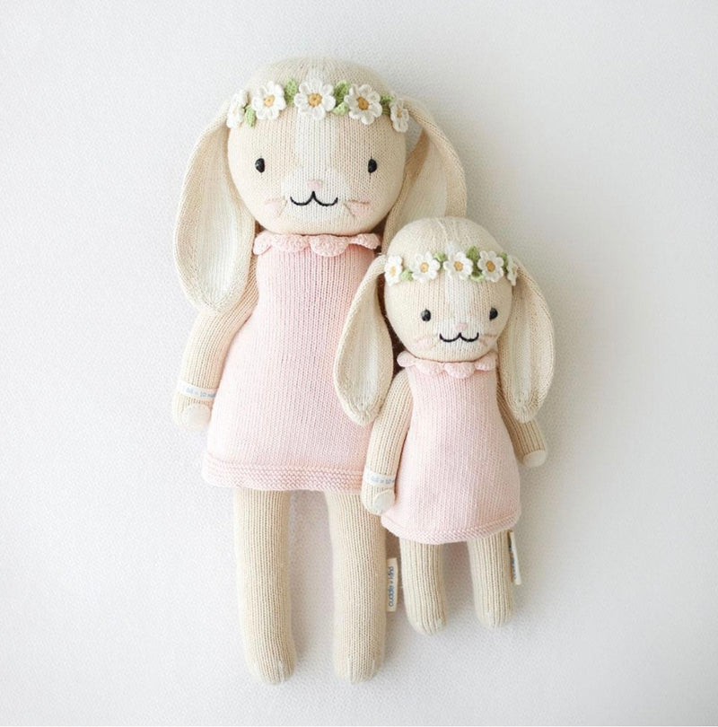 Chargez l&#39;image dans la visionneuse de la galerie, Peluche - Hannah le lapin rose - Cuddle + Kind
