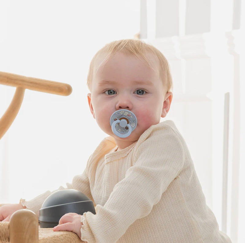 Chargez l&#39;image dans la visionneuse de la galerie, Paquet contenant deux suces Bibs de luxe en silicone Éloise Baby blue
