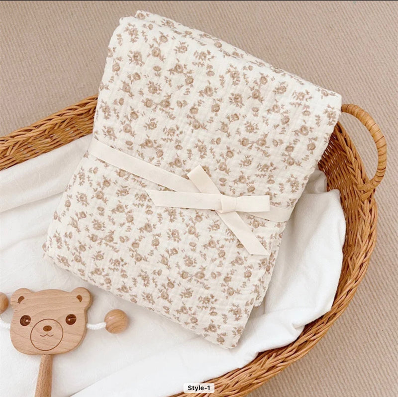 Chargez l&#39;image dans la visionneuse de la galerie, Couverture bébé florale vintage en coton 100 % – Kaki Lilas
