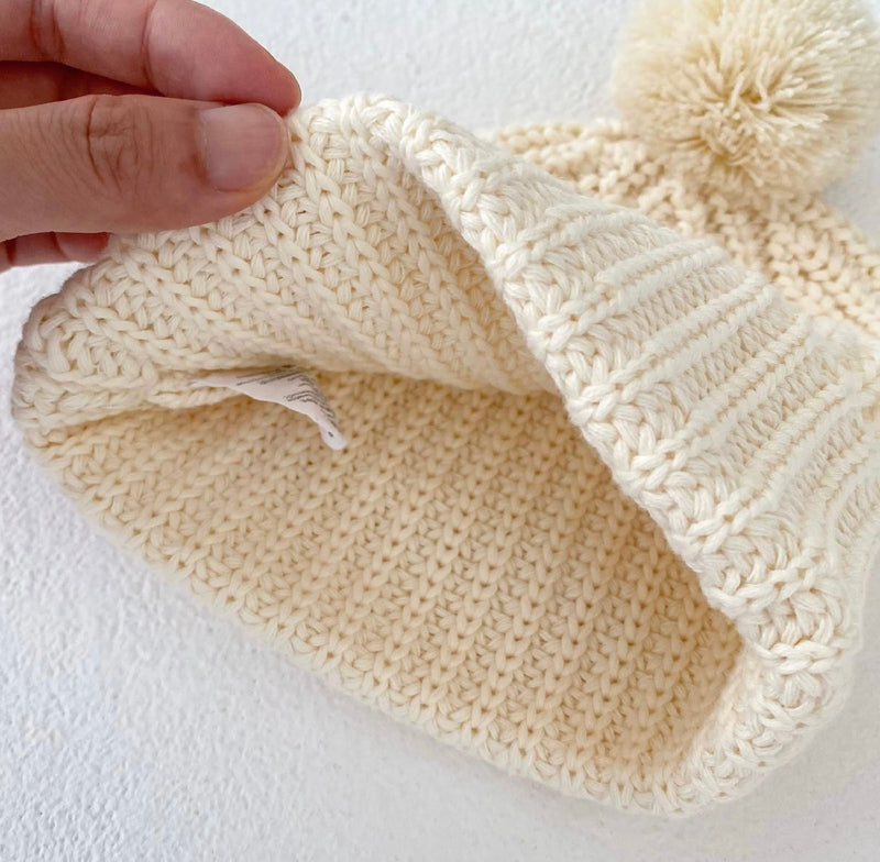 Chargez l&#39;image dans la visionneuse de la galerie, Bonnet bébé en tricot ivoire avec pompon en coton doux – Kali

