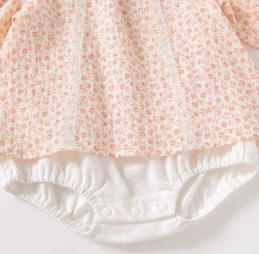 Barboteuse bébé fille fleurie en coton avec dentelle – manches longues