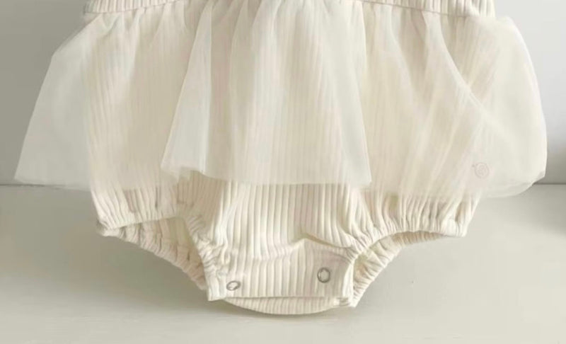 Chargez l'image dans la visionneuse de la galerie, Barboteuse bébé fille à volants avec dentelle et bandeau assorti – Vichy
