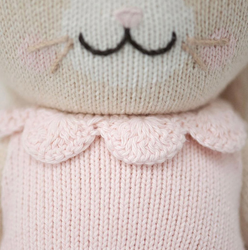 Chargez l&#39;image dans la visionneuse de la galerie, Peluche - Hannah le lapin rose - Cuddle + Kind

