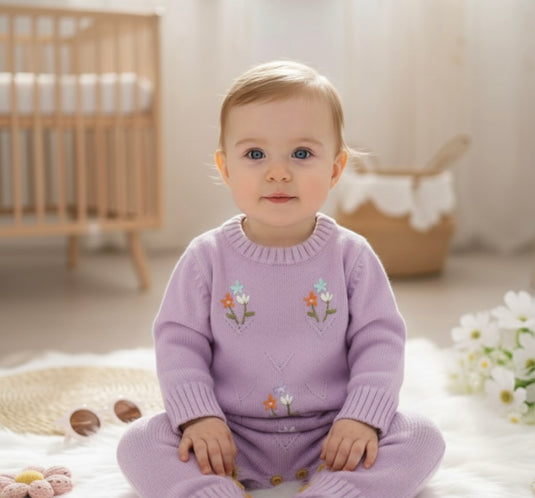 Combinaison bébé en tricot doux lilas brodée