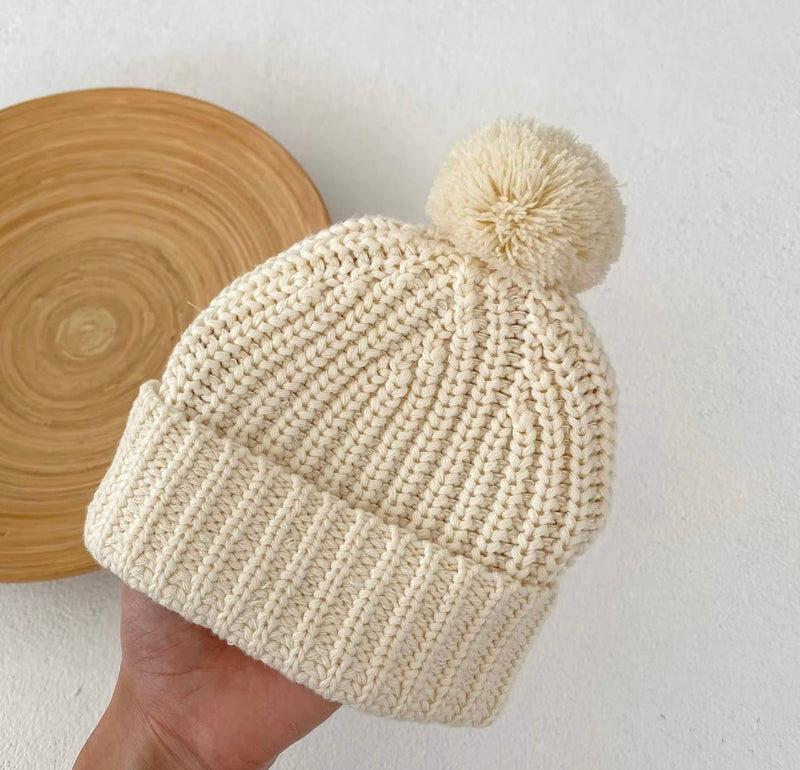 Chargez l&#39;image dans la visionneuse de la galerie, Bonnet bébé en tricot ivoire avec pompon en coton doux – Kali
