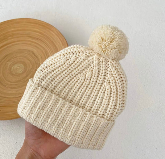Bonnet bébé en tricot ivoire avec pompon en coton doux – Kali