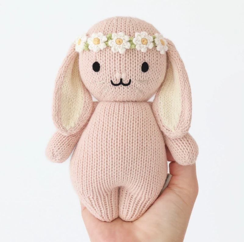 Chargez l&#39;image dans la visionneuse de la galerie, Peluche - Bébé lapin rose avec couronne de fleurs - Cuddle + Kind
