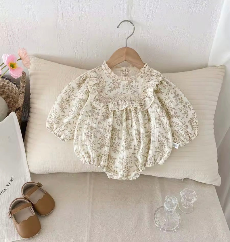 Chargez l'image dans la visionneuse de la galerie, Barboteuse bébé fleurie jaune en coton doux – Kali bohème chic
