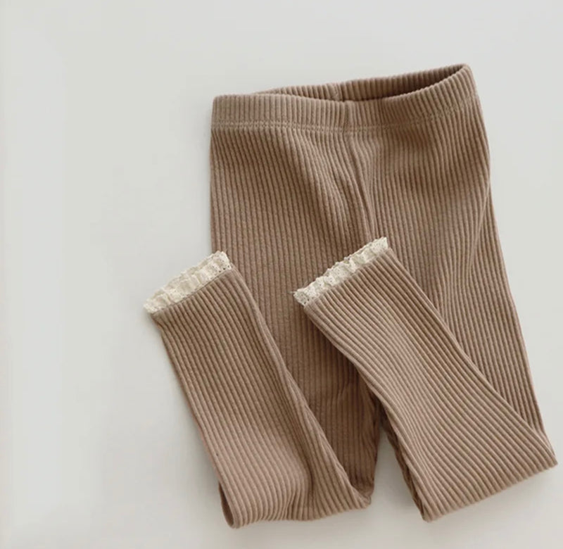 Chargez l&#39;image dans la visionneuse de la galerie, Leggings bébé d’automne en coton avec dentelle délicate – Kali
