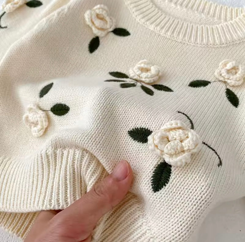 Chargez l&#39;image dans la visionneuse de la galerie, Pull bébé fille en coton avec fleurs brodées à la main – Modèle Kali
