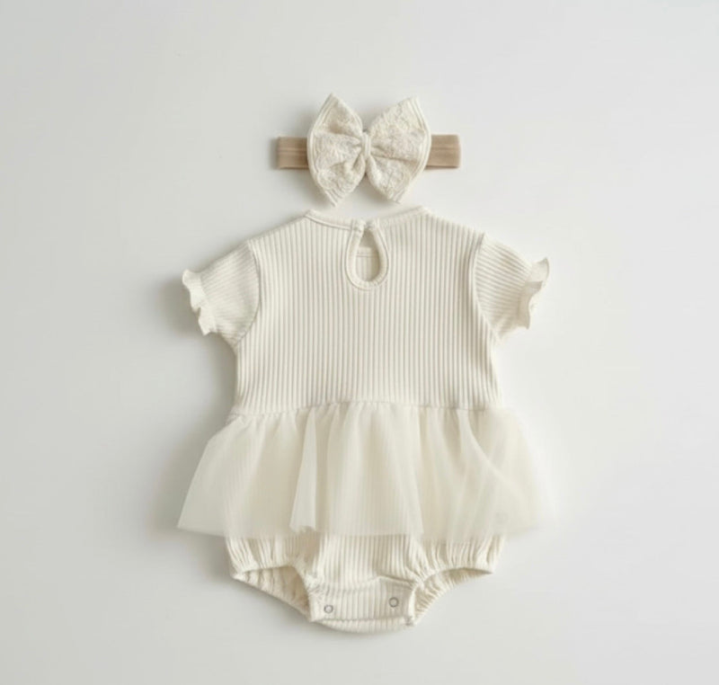 Chargez l'image dans la visionneuse de la galerie, Barboteuse bébé fille à volants avec dentelle et bandeau assorti – Vichy
