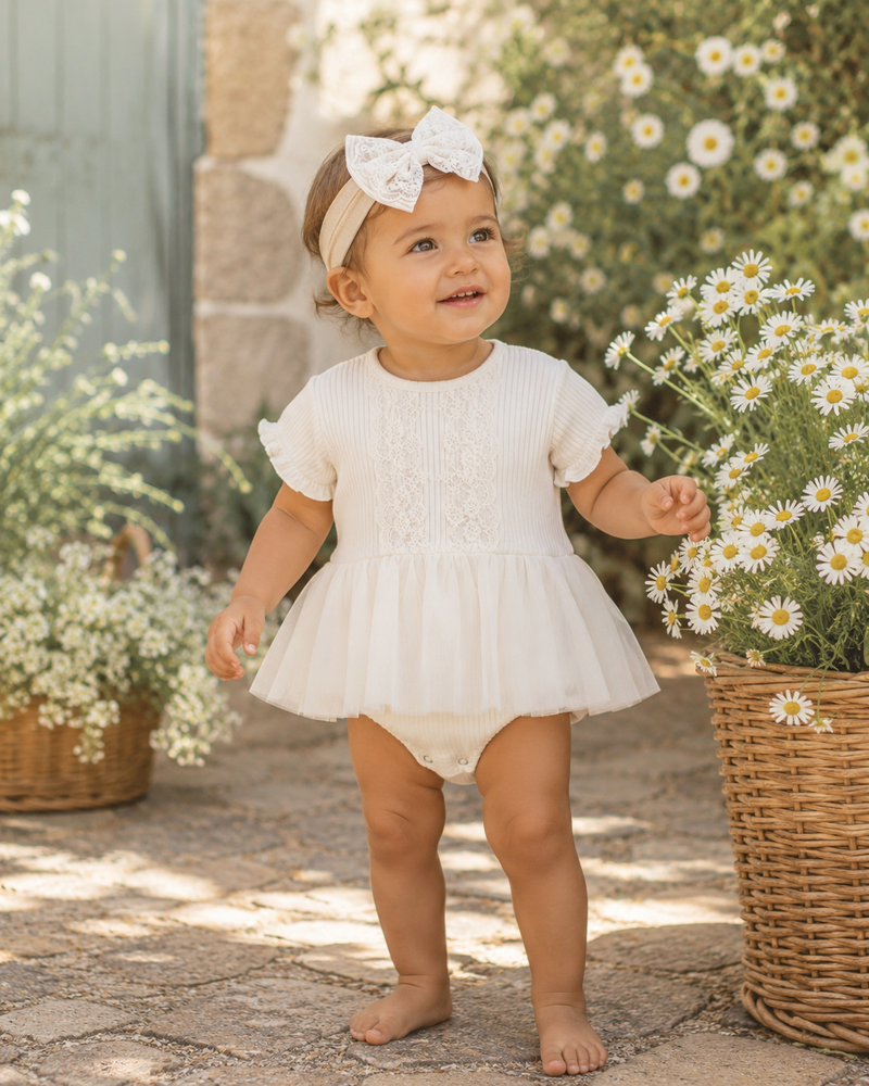 Chargez l'image dans la visionneuse de la galerie, Barboteuse bébé fille à volants avec dentelle et bandeau assorti – Vichy
