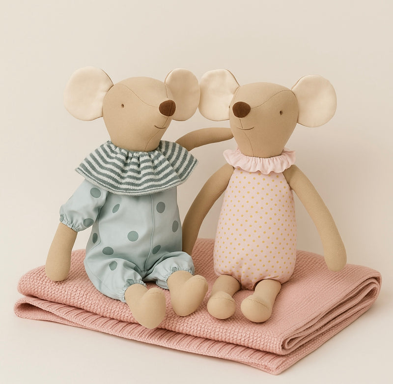 Chargez l&#39;image dans la visionneuse de la galerie, Peluches bébé Les Souris Joyeuses – Modèle Kali douces et réconfortantes
