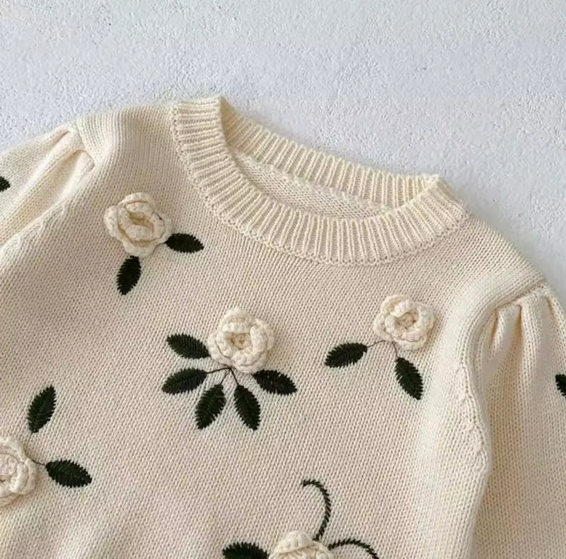 Load image into Gallery viewer, Pull bébé fille en coton avec fleurs brodées à la main – Modèle Kali - Boutique Kaki Lilas
