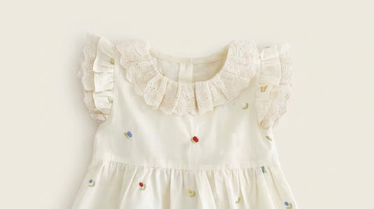 Barboteuse bébé fille en coton avec col en dentelle