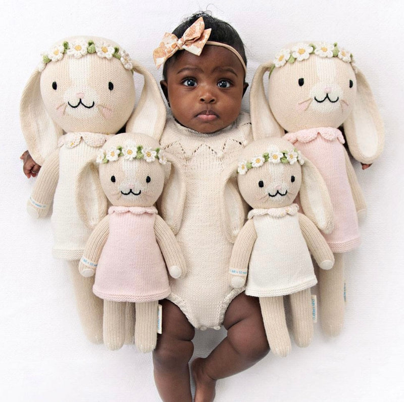 Chargez l&#39;image dans la visionneuse de la galerie, Peluche - Hannah le lapin rose - Cuddle + Kind
