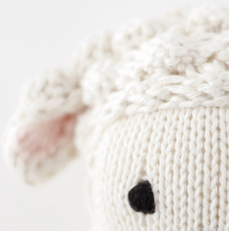 Chargez l&#39;image dans la visionneuse de la galerie, Peluche - Bébé agneau 7’’ - Cuddle + Kind
