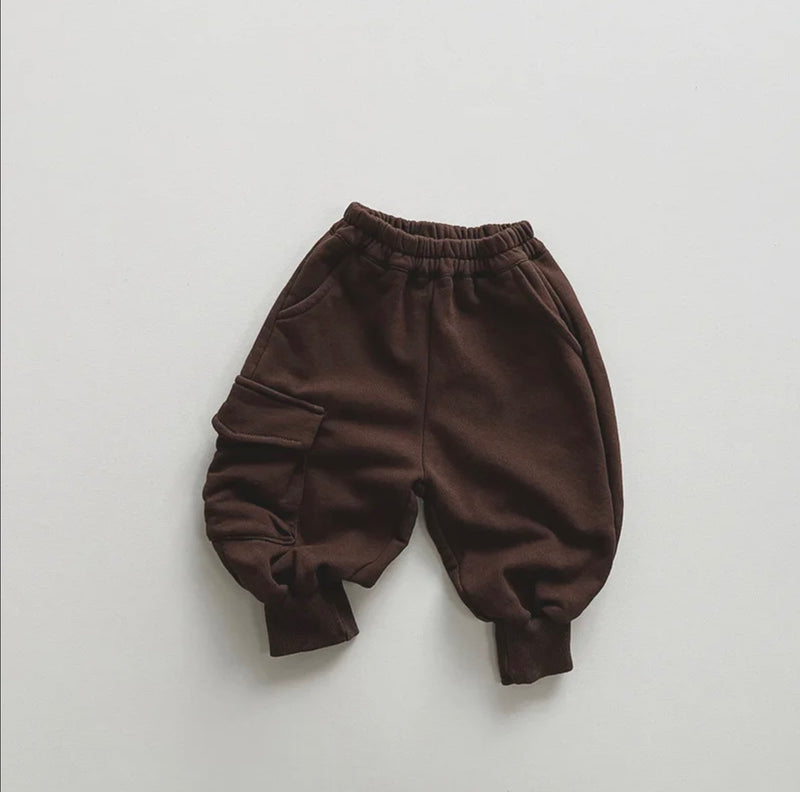 Chargez l&#39;image dans la visionneuse de la galerie, Pantalon enfant avec poche en coton doux et confortable – Modèle Kali
