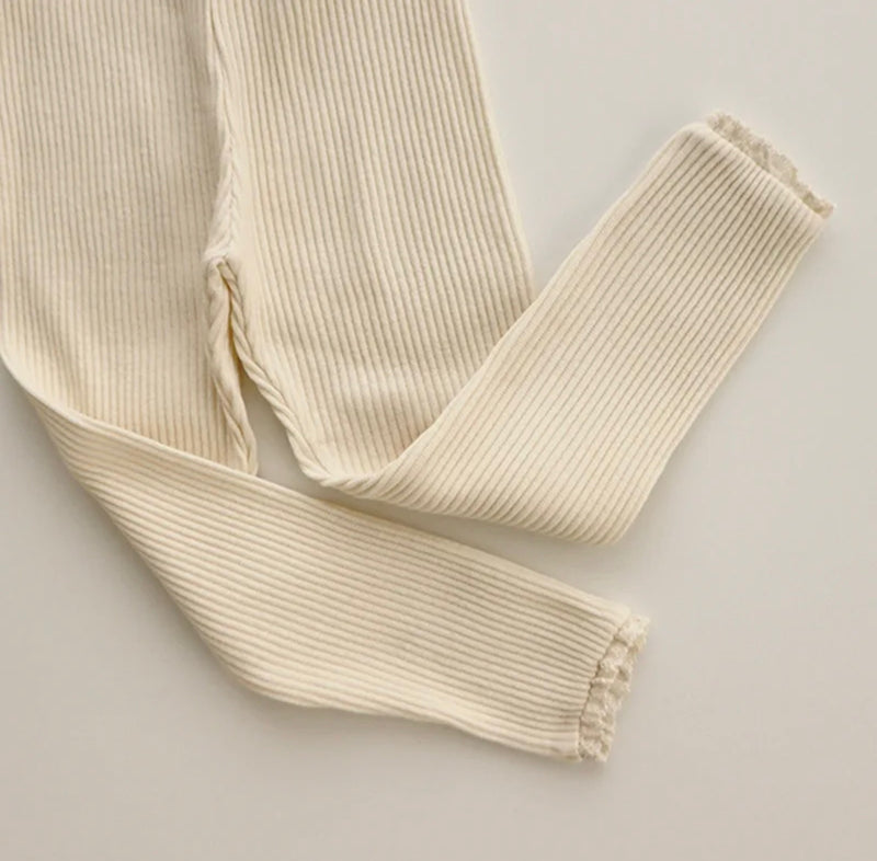 Chargez l&#39;image dans la visionneuse de la galerie, Leggings bébé d’automne en coton avec dentelle délicate – Kali
