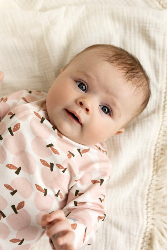 Pyjama bébé crème avec motifs de pommes roses Coccoli