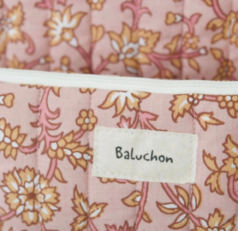 Chargez l'image dans la visionneuse de la galerie, Sac à cosmétiques fait mains format moyen matelassé rose
