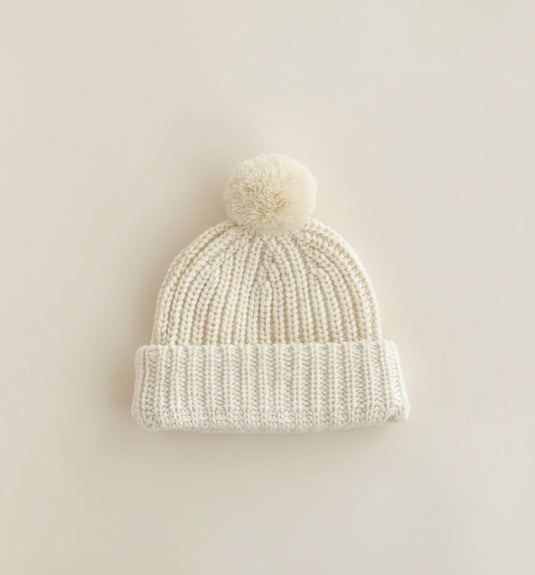 Bonnet bébé en tricot ivoire avec pompon en coton doux – Kali