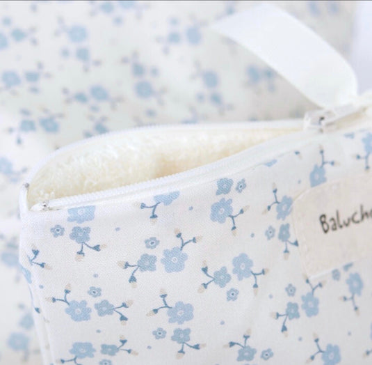 Sac à cosmétiques fait mains format moyen fleurs bleues