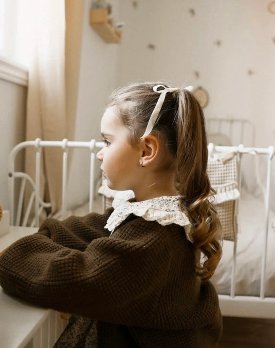 Ensemble Cardigan vintage en tricot doux pour enfant – Kaki Lilas, robe fille à manches longues imprimé fleuri doux – Modèle Kali et collants bébé en coton doux – modèle Kali.