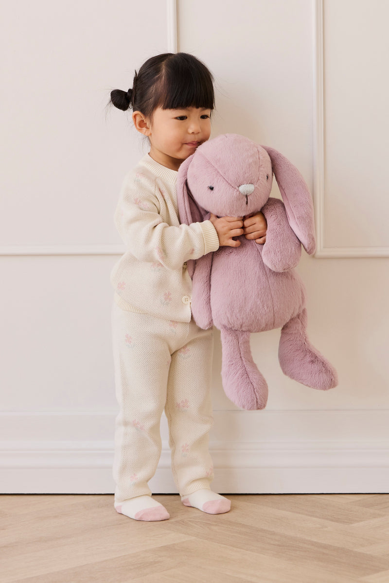 Load image into Gallery viewer, PELUCHE PÉNÉLOPE LE LAPIN 45CM - PERIWINKLE - SNUGGLE BUNNIES
