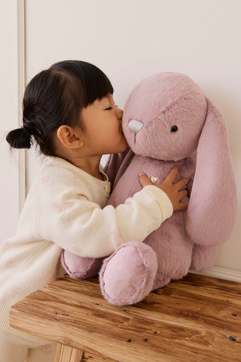 Load image into Gallery viewer, PELUCHE PÉNÉLOPE LE LAPIN 45CM - PERIWINKLE - SNUGGLE BUNNIES
