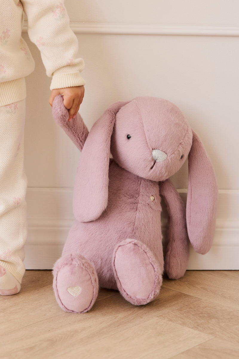 Load image into Gallery viewer, PELUCHE PÉNÉLOPE LE LAPIN 45CM - PERIWINKLE - SNUGGLE BUNNIES
