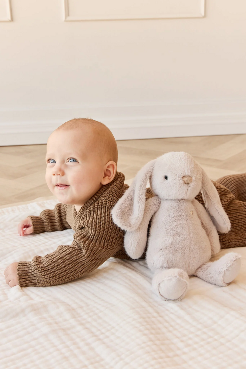 Load image into Gallery viewer, PELUCHE PÉNÉLOPE LE LAPIN 30CM - BEIGE - SNUGGLE BUNNIES
