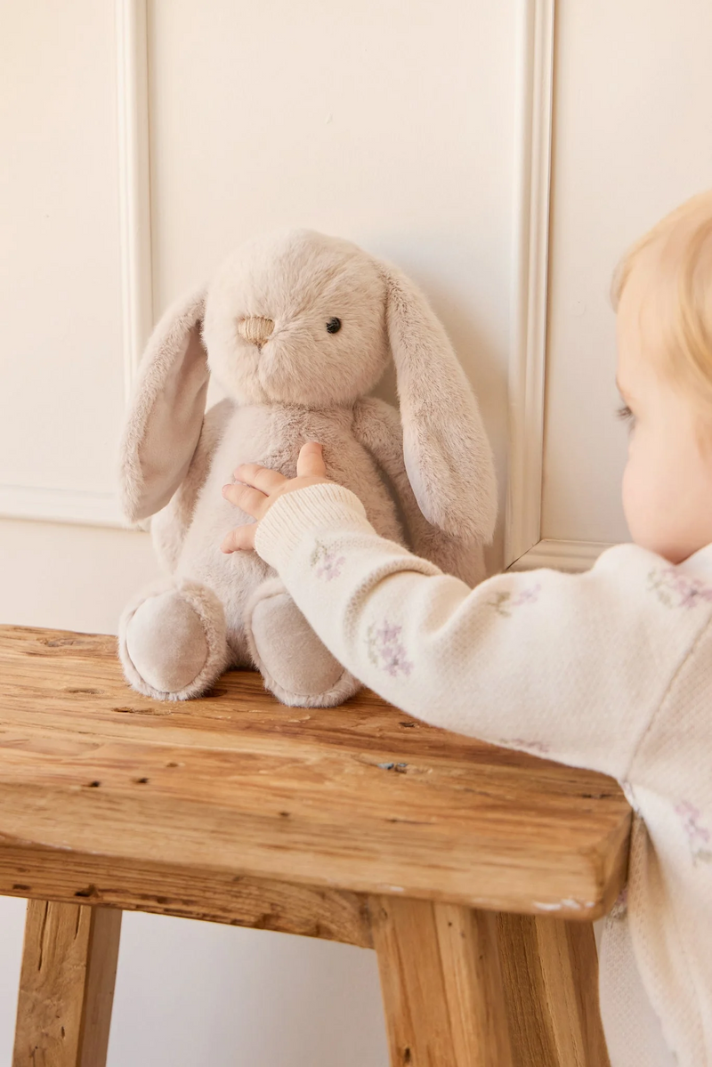 Load image into Gallery viewer, PELUCHE PÉNÉLOPE LE LAPIN 30CM - BEIGE - SNUGGLE BUNNIES
